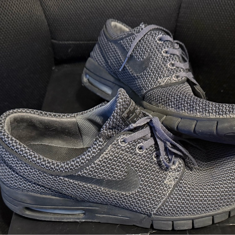 Nike Gray Sneakers with Air Cushioning and Breathable Mesh